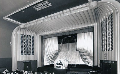 The auditorium with organ at the old Regal Cinema that used to be located along   Bell Street   in Henley.    Photo kindly provided by Henley & District Organ Trust.  
