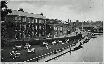 The Red Lion hotel with the old alfresco lawn area that used to be alongside the   river  .