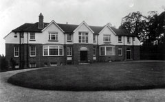 Old postcard of War Memorial Place, Henley.